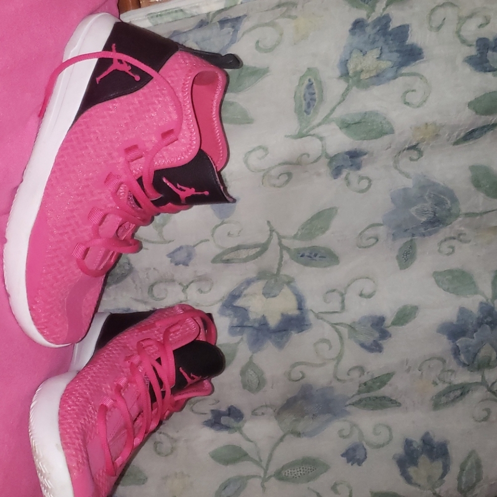 Pink Jordans size 7